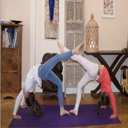 Visuel illustrant la formation de yoga pour enfants