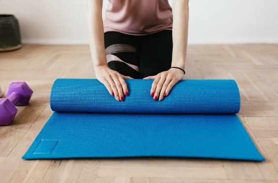 Yogi roulant son tapis