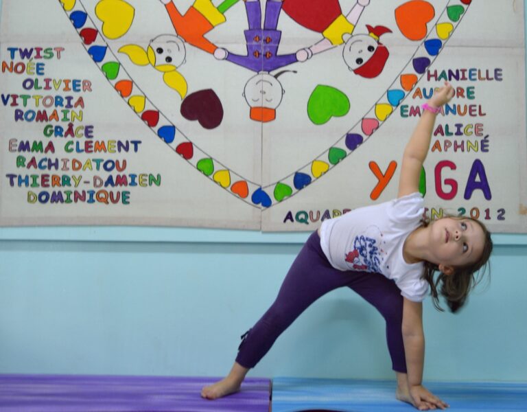Le yoga des jeunes : un art du mouvement pour grandir en équilibre
